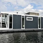 Cosy Floating Boatlodge, \